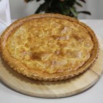 фирменный пирог Пирогомания с сыром и луком фото